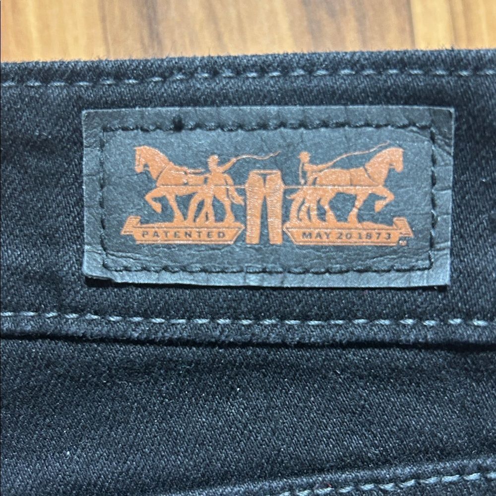 Like New Levi's Black Mid Rise Skinny Jeans - Picture 2 of 9